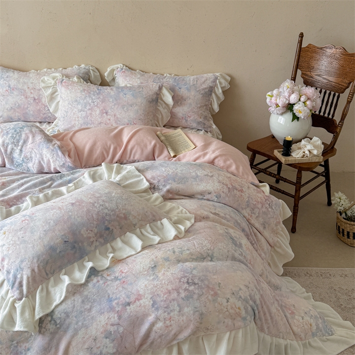 91家纺网 家纺一手货源 找家纺 潘朵拉家纺 2025全消光牛奶绒数码印花款四件套 粉雾绮梦