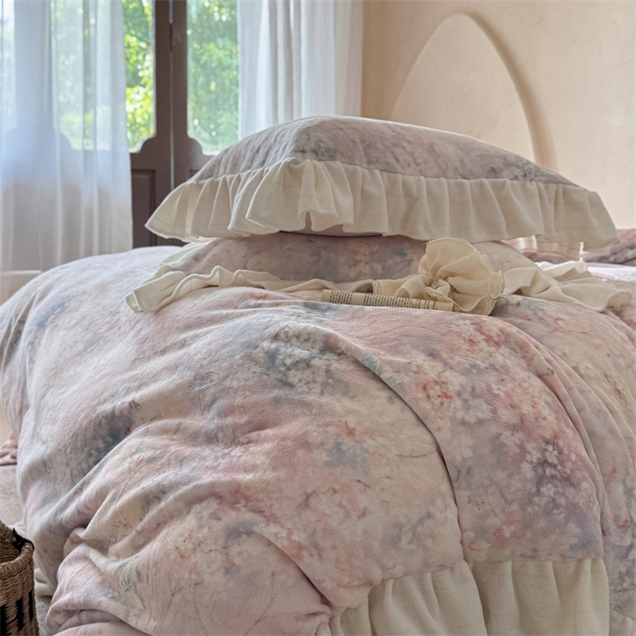 91家纺网 家纺一手货源 找家纺 潘朵拉家纺 2025全消光牛奶绒数码印花款四件套 粉雾绮梦