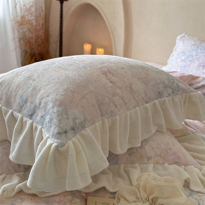 91家纺网 家纺一手货源 找家纺 潘朵拉家纺 2025全消光牛奶绒数码印花款四件套 粉雾绮梦