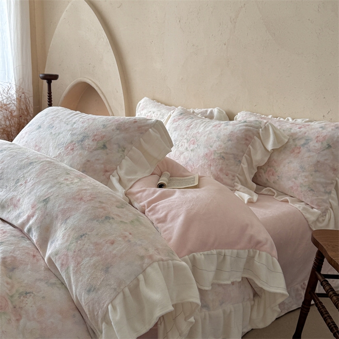 91家纺网 家纺一手货源 找家纺 潘朵拉家纺 2025全消光牛奶绒数码印花款四件套 粉樱轻梦