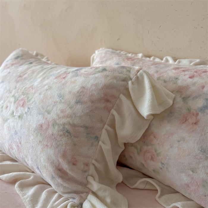 91家纺网 家纺一手货源 找家纺 潘朵拉家纺 2025全消光牛奶绒数码印花款四件套 粉樱轻梦