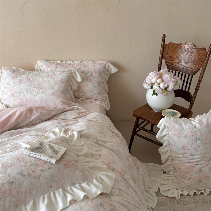 91家纺网 家纺一手货源 找家纺 潘朵拉家纺 2025全消光牛奶绒数码印花款四件套 粉樱轻梦