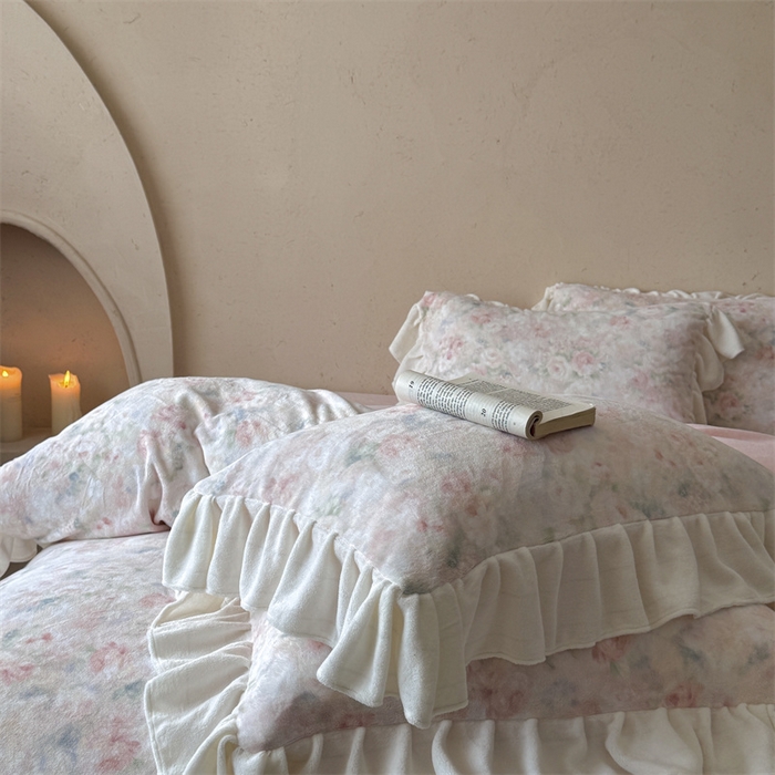 91家纺网 家纺一手货源 找家纺 潘朵拉家纺 2025全消光牛奶绒数码印花款四件套 粉樱轻梦