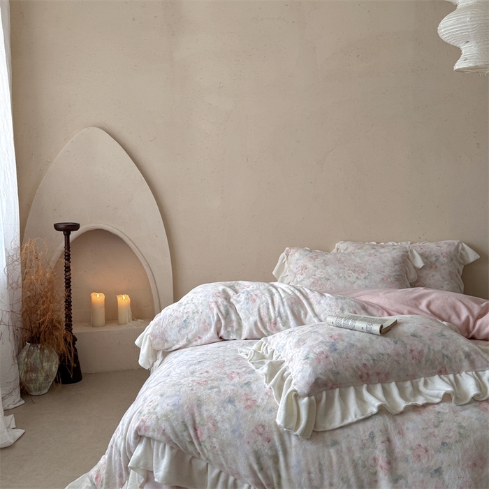 91家纺网 家纺一手货源 找家纺 潘朵拉家纺 2025全消光牛奶绒数码印花款四件套 粉樱轻梦