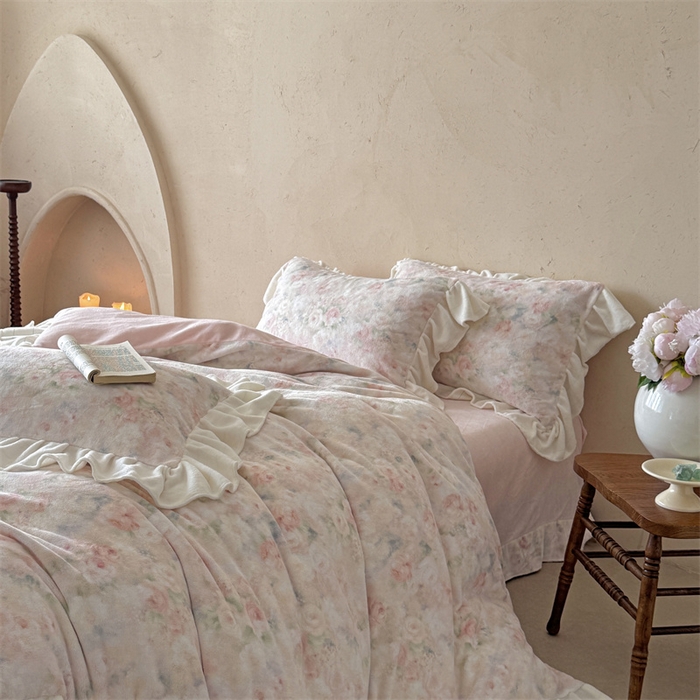 91家纺网 家纺一手货源 找家纺 潘朵拉家纺 2025全消光牛奶绒数码印花款四件套 粉樱轻梦