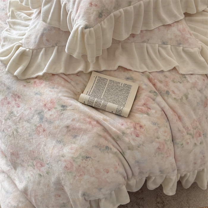 91家纺网 家纺一手货源 找家纺 潘朵拉家纺 2025全消光牛奶绒数码印花款四件套 粉樱轻梦