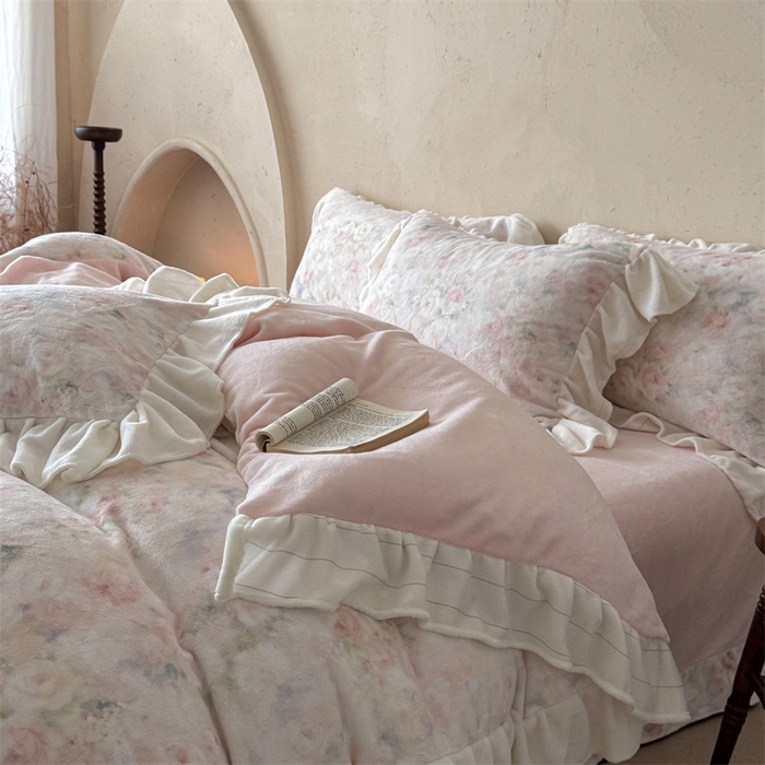 91家纺网 家纺一手货源 找家纺 潘朵拉家纺 2025全消光牛奶绒数码印花款四件套 粉樱轻梦