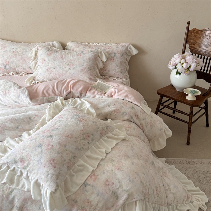 91家纺网 家纺一手货源 找家纺 潘朵拉家纺 2025全消光牛奶绒数码印花款四件套 粉樱轻梦