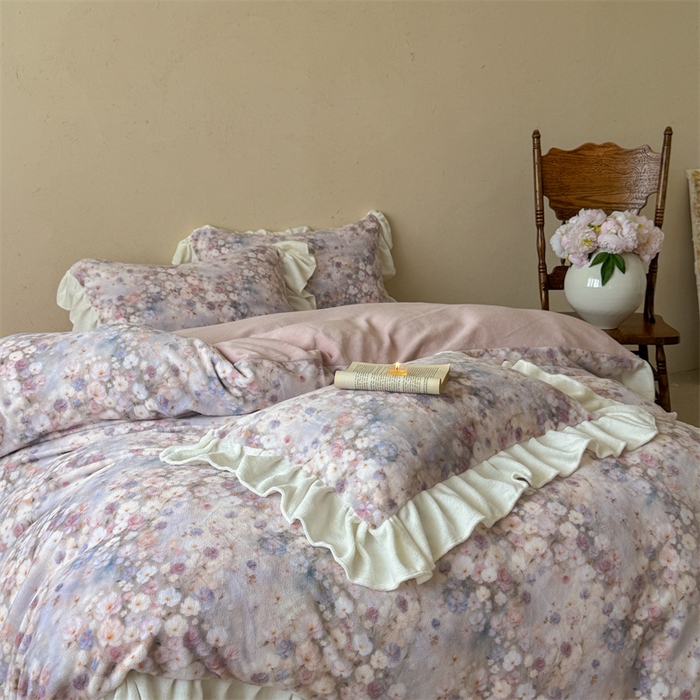 91家纺网 家纺一手货源 找家纺 潘朵拉家纺 2025全消光牛奶绒数码印花款四件套 粉紫花韵