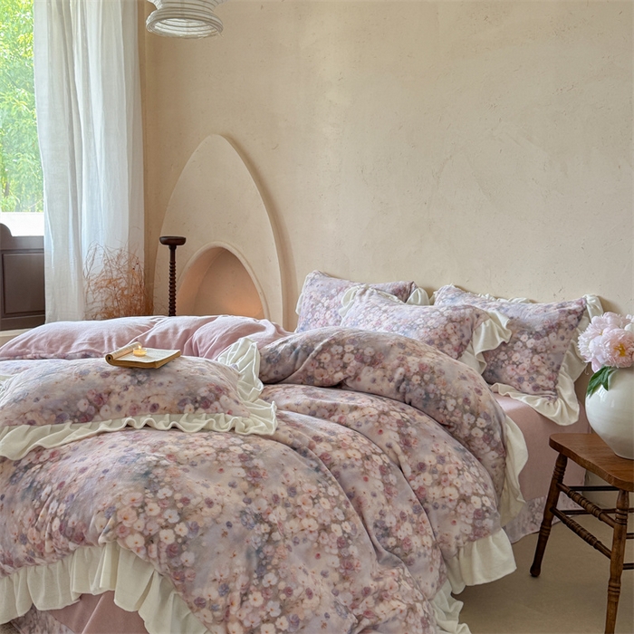 91家纺网 家纺一手货源 找家纺 潘朵拉家纺 2025全消光牛奶绒数码印花款四件套 粉紫花韵