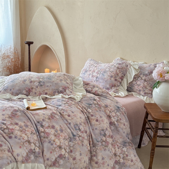 91家纺网 家纺一手货源 找家纺 潘朵拉家纺 2025全消光牛奶绒数码印花款四件套 粉紫花韵