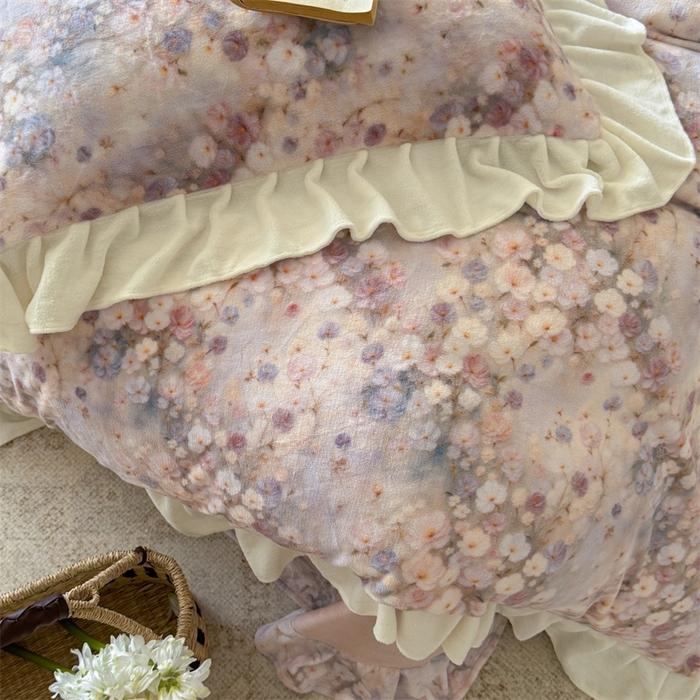 91家纺网 家纺一手货源 找家纺 潘朵拉家纺 2025全消光牛奶绒数码印花款四件套 粉紫花韵