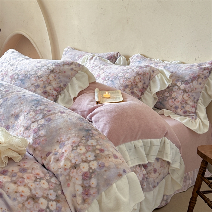 91家纺网 家纺一手货源 找家纺 潘朵拉家纺 2025全消光牛奶绒数码印花款四件套 粉紫花韵