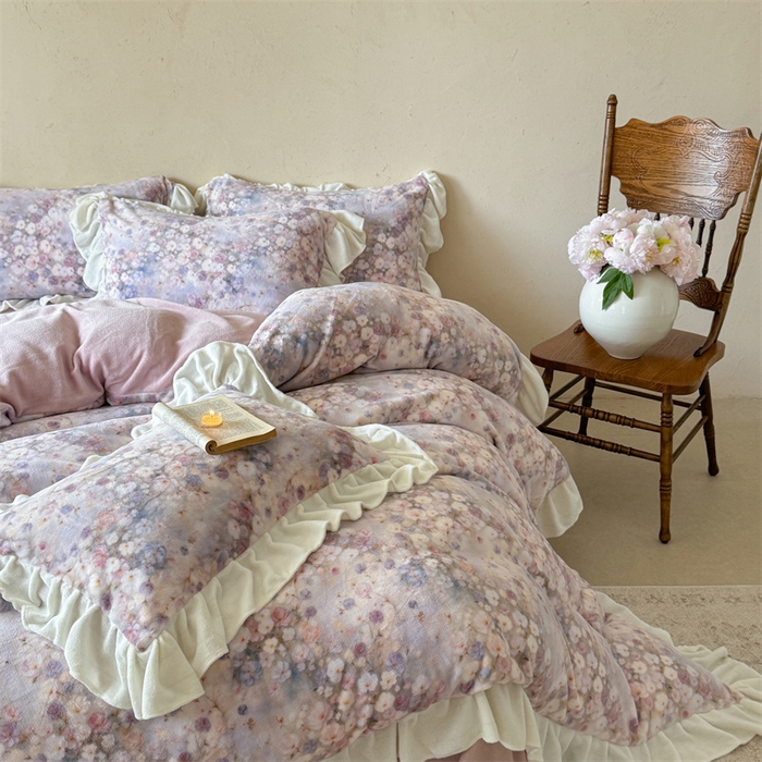 91家纺网 家纺一手货源 找家纺 潘朵拉家纺 2025全消光牛奶绒数码印花款四件套 粉紫花韵