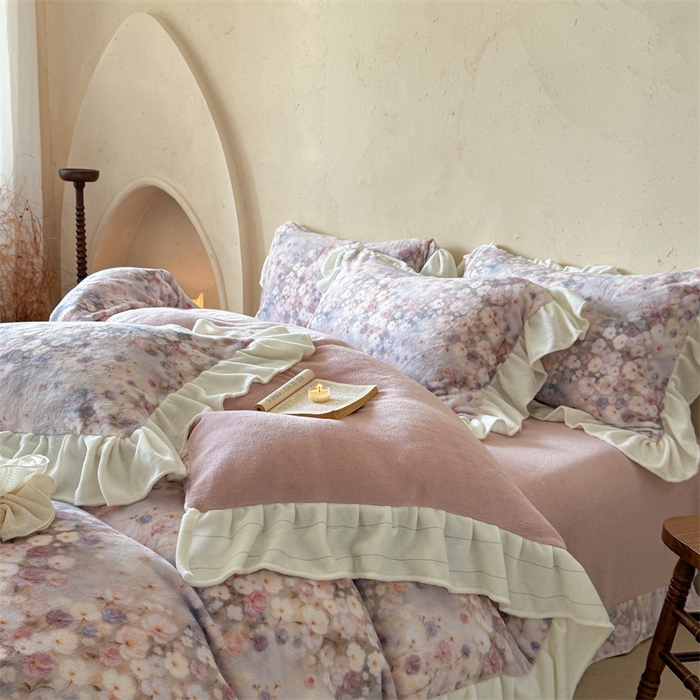 91家纺网 家纺一手货源 找家纺 潘朵拉家纺 2025全消光牛奶绒数码印花款四件套 粉紫花韵