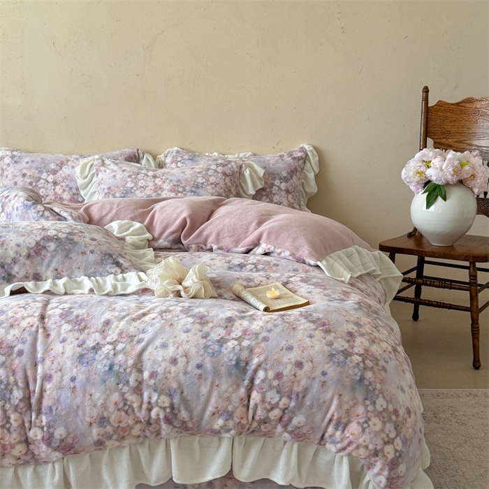 91家纺网 家纺一手货源 找家纺 潘朵拉家纺 2025全消光牛奶绒数码印花款四件套 粉紫花韵