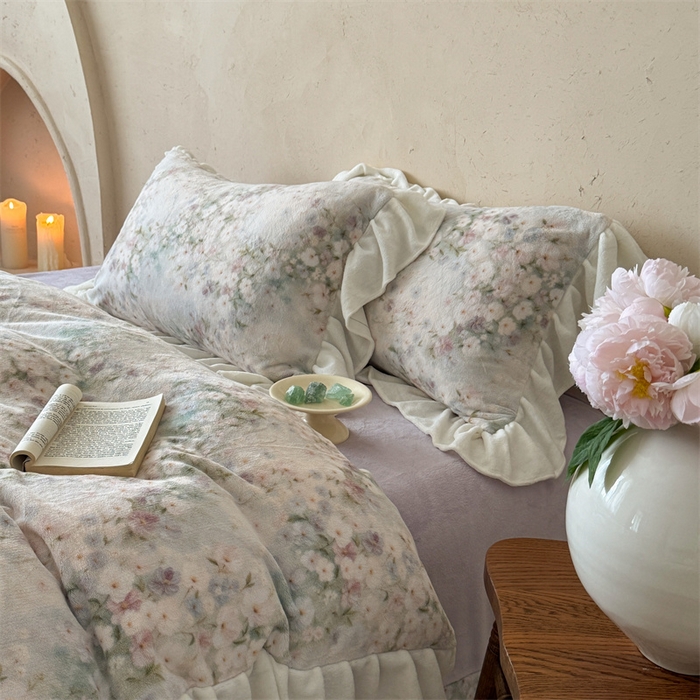 91家纺网 家纺一手货源 找家纺 潘朵拉家纺 2025全消光牛奶绒数码印花款四件套 梦溪花影