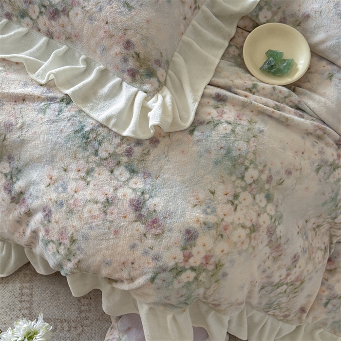 91家纺网 家纺一手货源 找家纺 潘朵拉家纺 2025全消光牛奶绒数码印花款四件套 梦溪花影