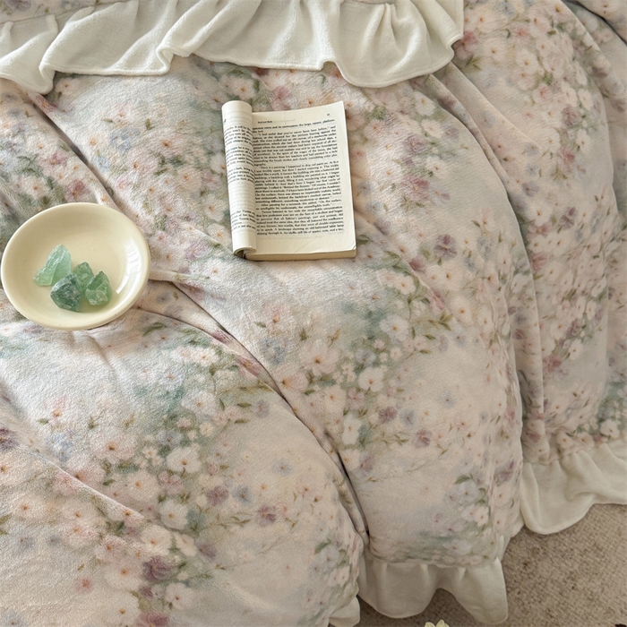 91家纺网 家纺一手货源 找家纺 潘朵拉家纺 2025全消光牛奶绒数码印花款四件套 梦溪花影