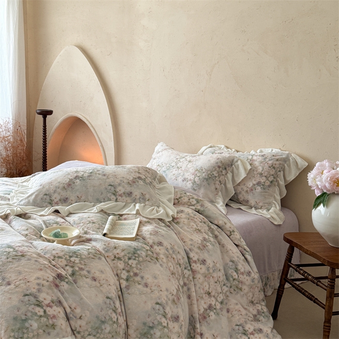 91家纺网 家纺一手货源 找家纺 潘朵拉家纺 2025全消光牛奶绒数码印花款四件套 梦溪花影