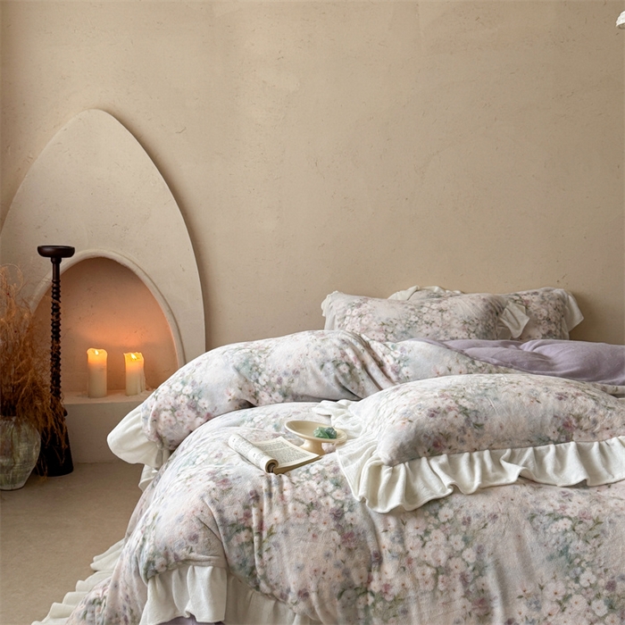 91家纺网 家纺一手货源 找家纺 潘朵拉家纺 2025全消光牛奶绒数码印花款四件套 梦溪花影