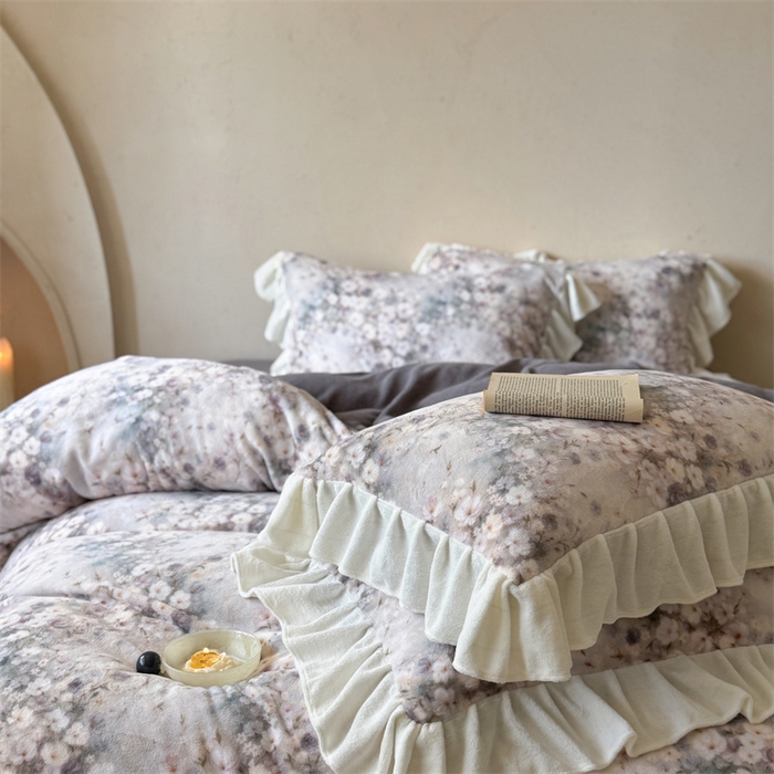 91家纺网 家纺一手货源 找家纺 潘朵拉家纺 2025全消光牛奶绒数码印花款四件套 暮影