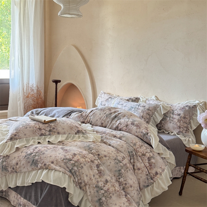 91家纺网 家纺一手货源 找家纺 潘朵拉家纺 2025全消光牛奶绒数码印花款四件套 暮影