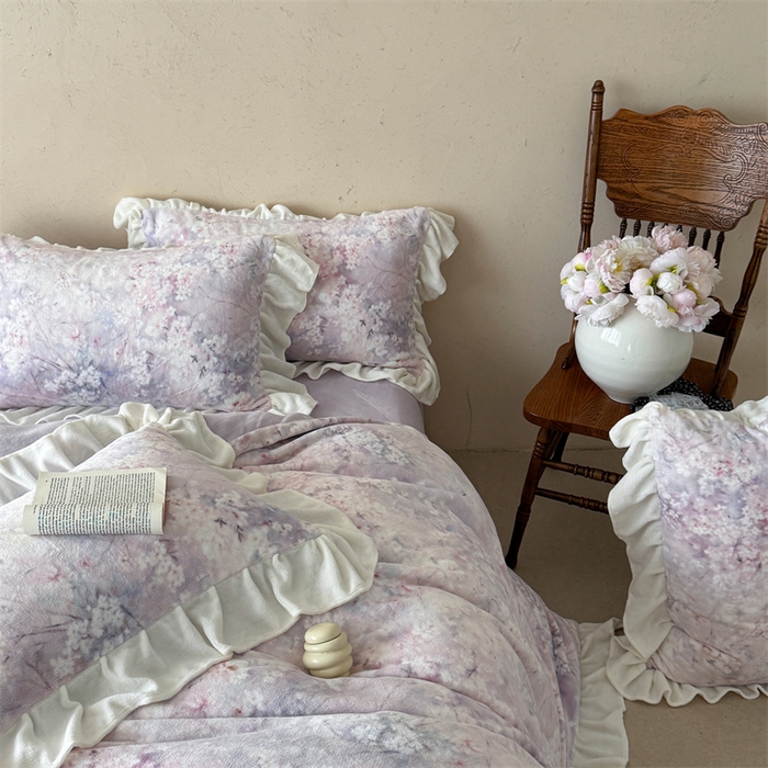 91家纺网 家纺一手货源 找家纺 潘朵拉家纺 2025全消光牛奶绒数码印花款四件套 薰衣幽梦