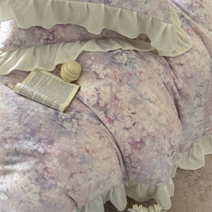 91家纺网 家纺一手货源 找家纺 潘朵拉家纺 2025全消光牛奶绒数码印花款四件套 薰衣幽梦