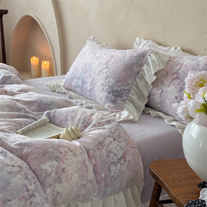 91家纺网 家纺一手货源 找家纺 潘朵拉家纺 2025全消光牛奶绒数码印花款四件套 薰衣幽梦