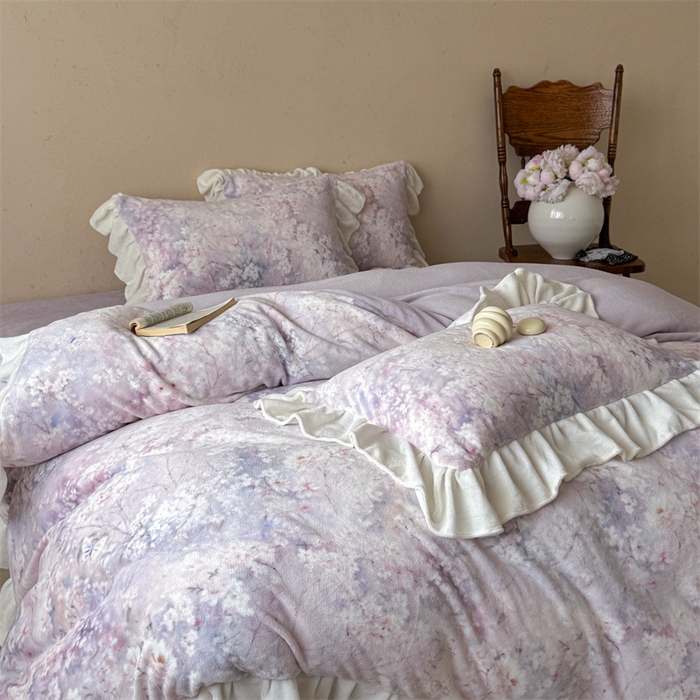 91家纺网 家纺一手货源 找家纺 潘朵拉家纺 2025全消光牛奶绒数码印花款四件套 薰衣幽梦