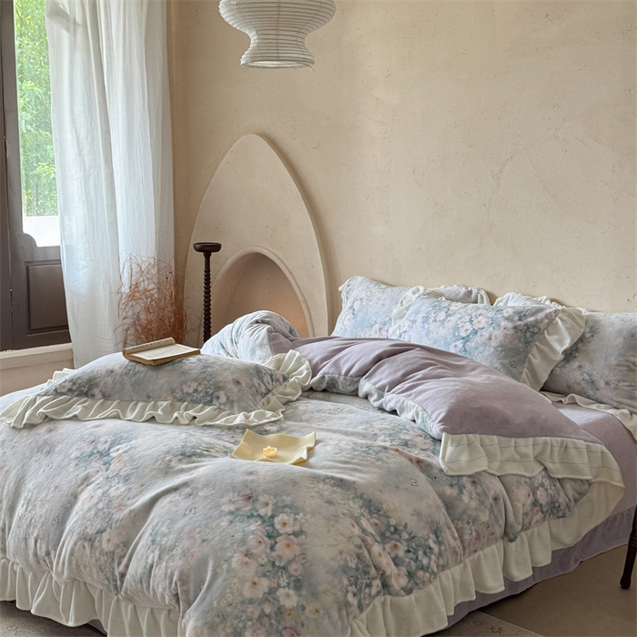 91家纺网 家纺一手货源 找家纺 潘朵拉家纺 2025全消光牛奶绒数码印花款四件套 紫韵幽梦