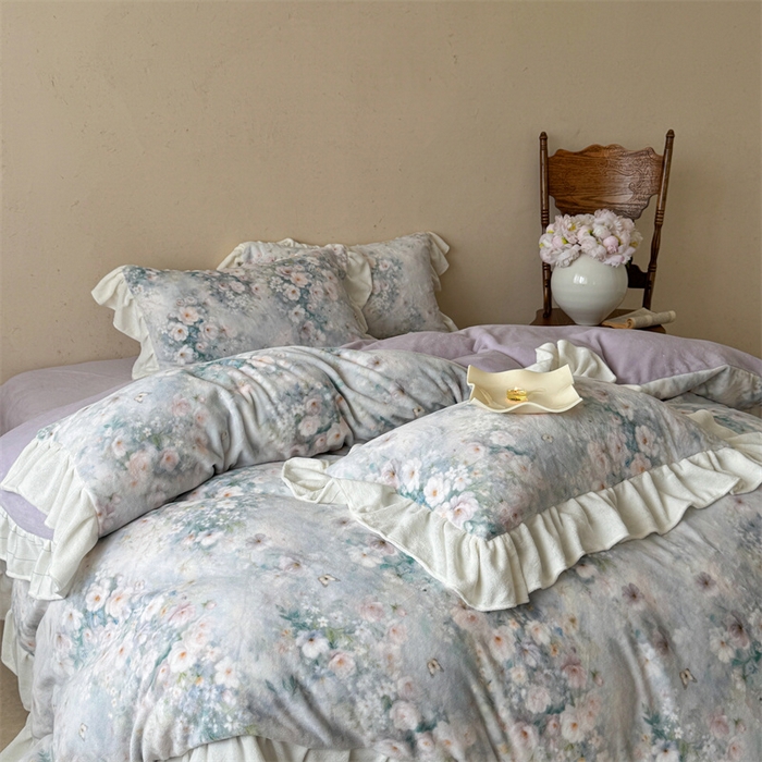 91家纺网 家纺一手货源 找家纺 潘朵拉家纺 2025全消光牛奶绒数码印花款四件套 紫韵幽梦