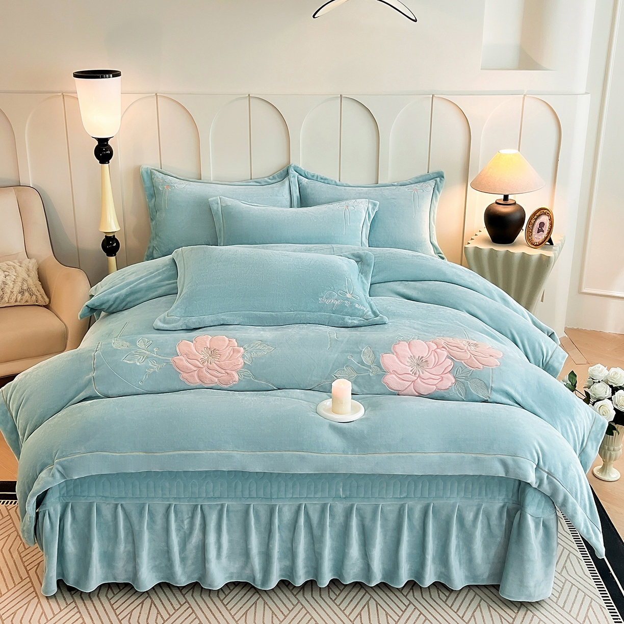 91家纺网 家纺一手货源 找家纺 （总）孟鑫家纺 2025新款230克高克重宽边一字绣牛奶绒贴布绣花四件套床盖款-绣语清风