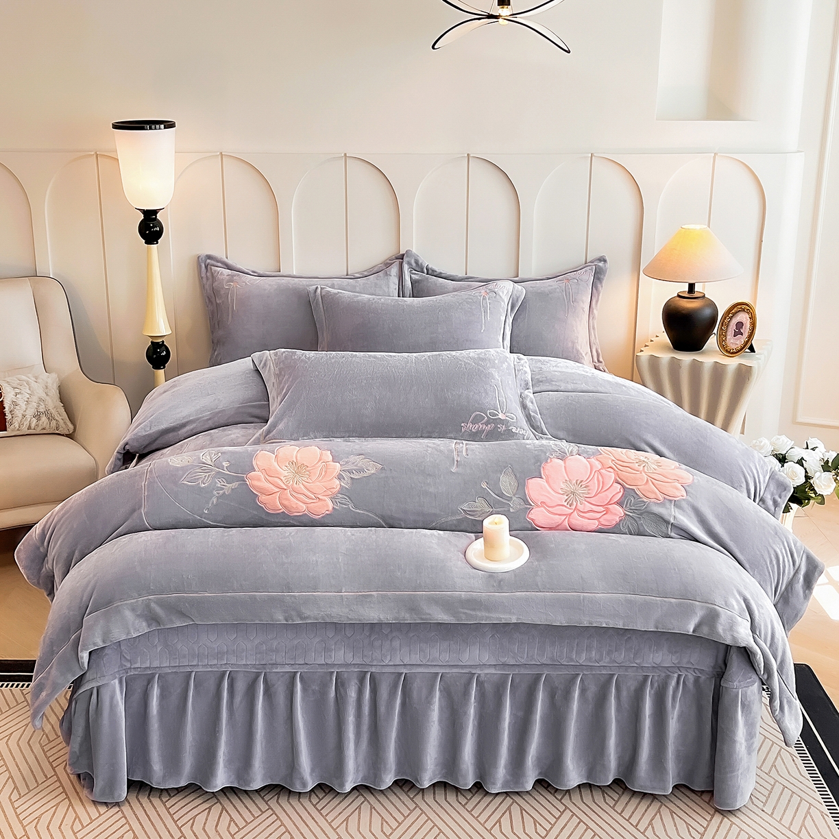 91家纺网 家纺一手货源 找家纺 （总）孟鑫家纺 2025新款230克高克重宽边一字绣牛奶绒贴布绣花四件套床盖款-绣语清风