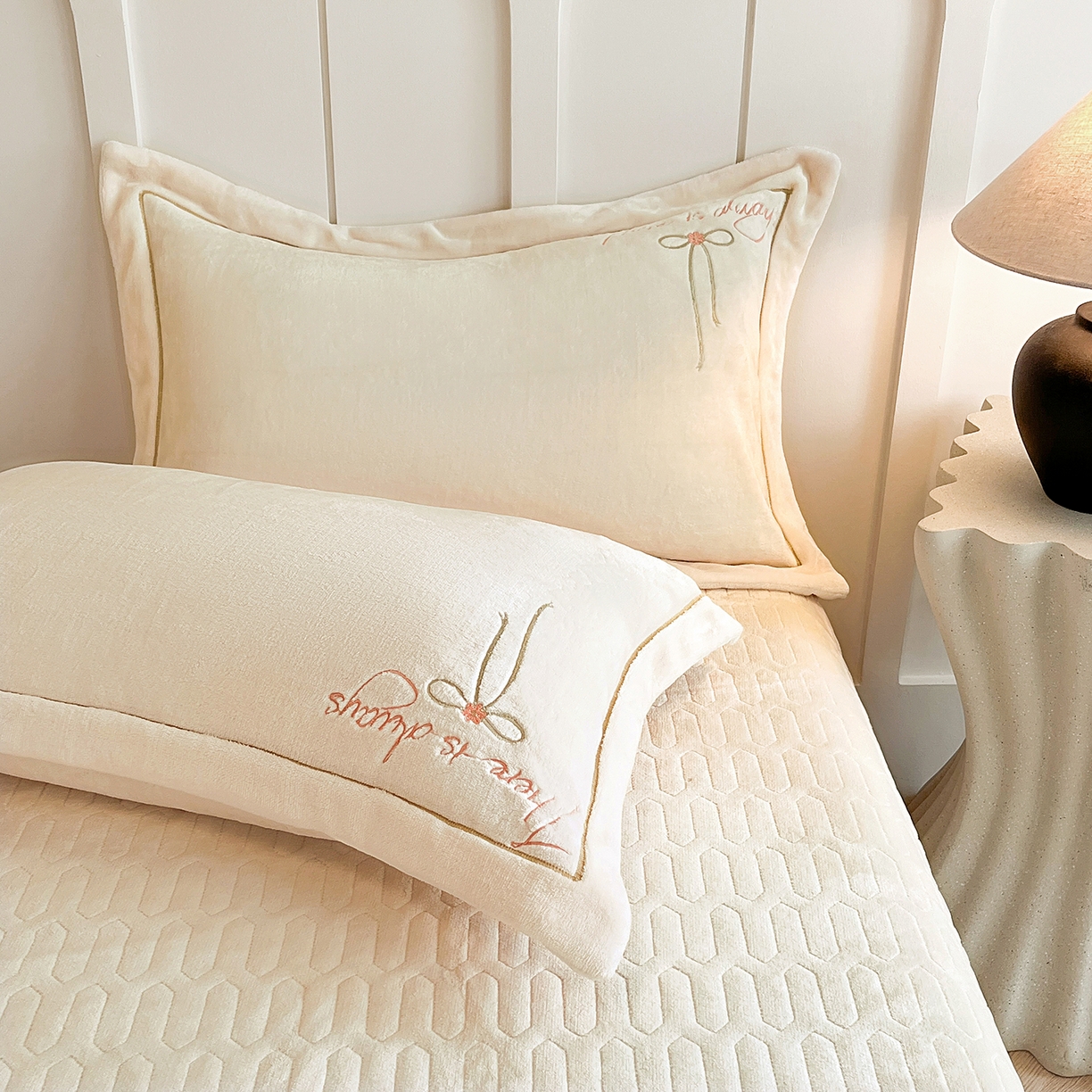 91家纺网 家纺一手货源 找家纺 孟鑫家纺 2025新款230克高克重宽边一字绣牛奶绒贴布绣花四件套床盖款-绣语清风 绣语清风-奶昔白