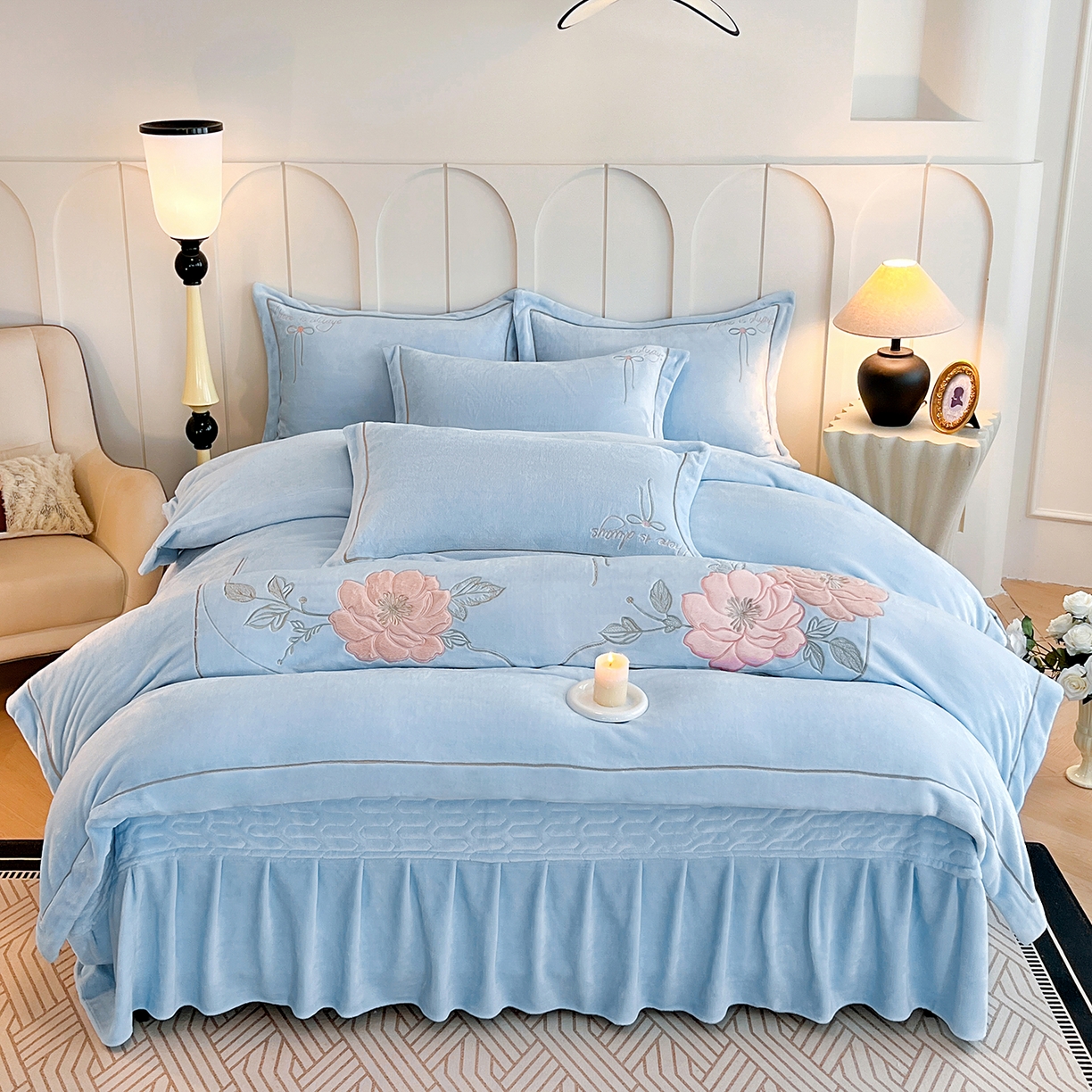 91家纺网 家纺一手货源 找家纺 （总）孟鑫家纺 2025新款230克高克重宽边一字绣牛奶绒贴布绣花四件套床盖款-绣语清风