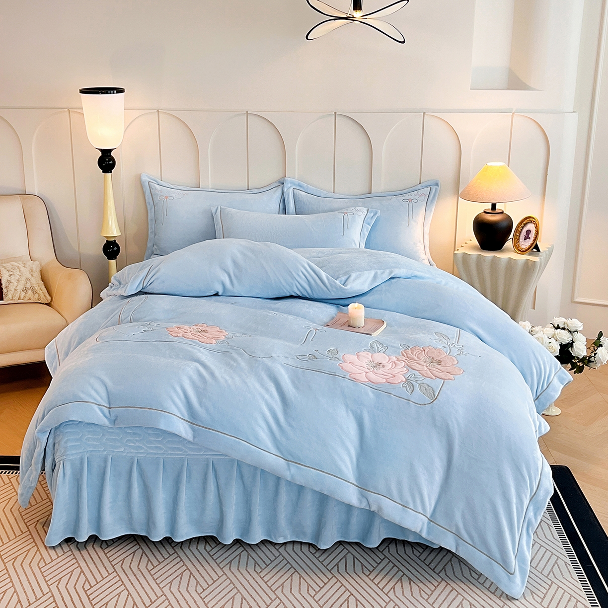 91家纺网 家纺一手货源 找家纺 孟鑫家纺 2025新款230克高克重宽边一字绣牛奶绒贴布绣花四件套床盖款-绣语清风 绣语清风-天空兰