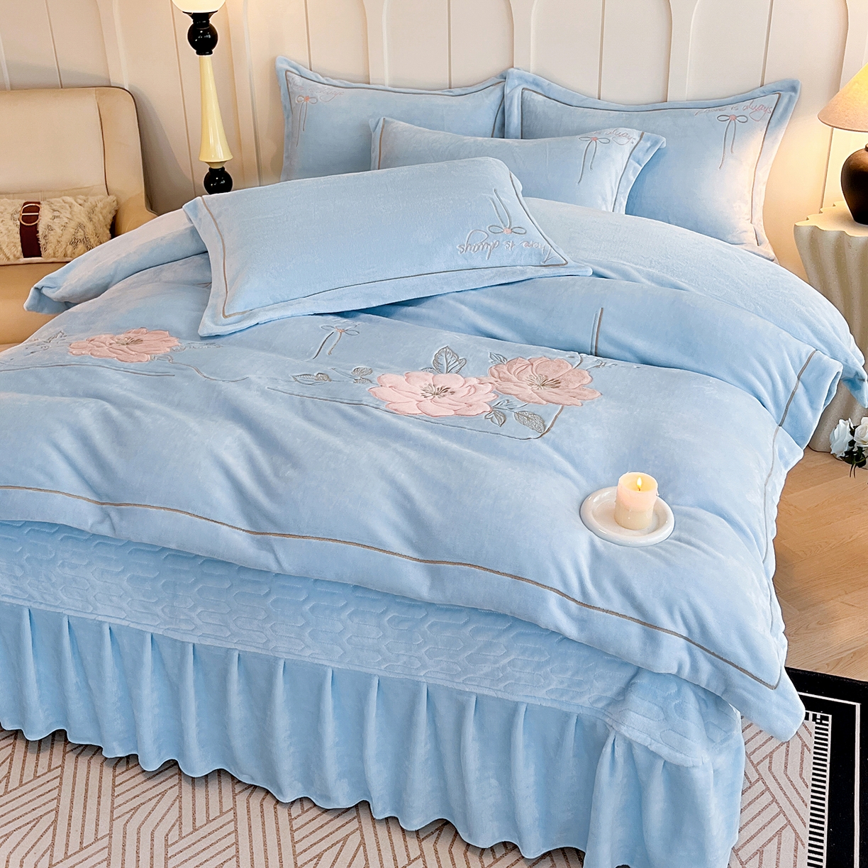 91家纺网 家纺一手货源 找家纺 孟鑫家纺 2025新款230克高克重宽边一字绣牛奶绒贴布绣花四件套床盖款-绣语清风 绣语清风-天空兰