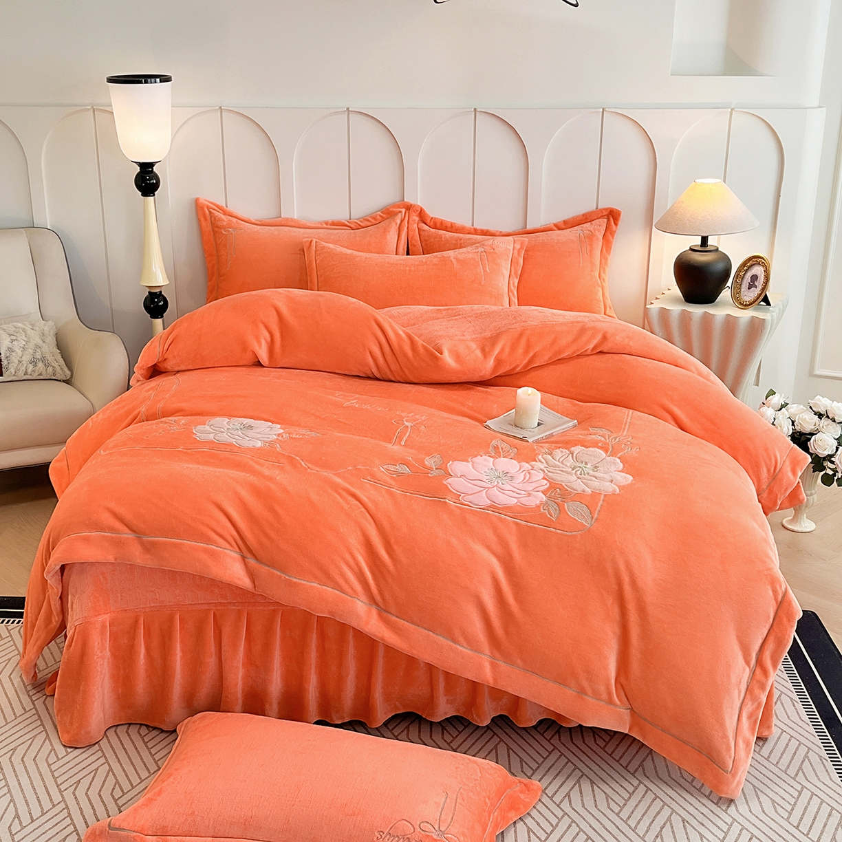 91家纺网 家纺一手货源 找家纺 孟鑫家纺 2025新款230克高克重宽边一字绣牛奶绒贴布绣花四件套床盖款-绣语清风 绣语清风-桔色