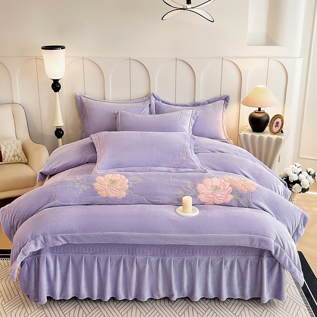 91家纺网 家纺一手货源 找家纺 （总）孟鑫家纺 2025新款230克高克重宽边一字绣牛奶绒贴布绣花四件套床盖款-绣语清风