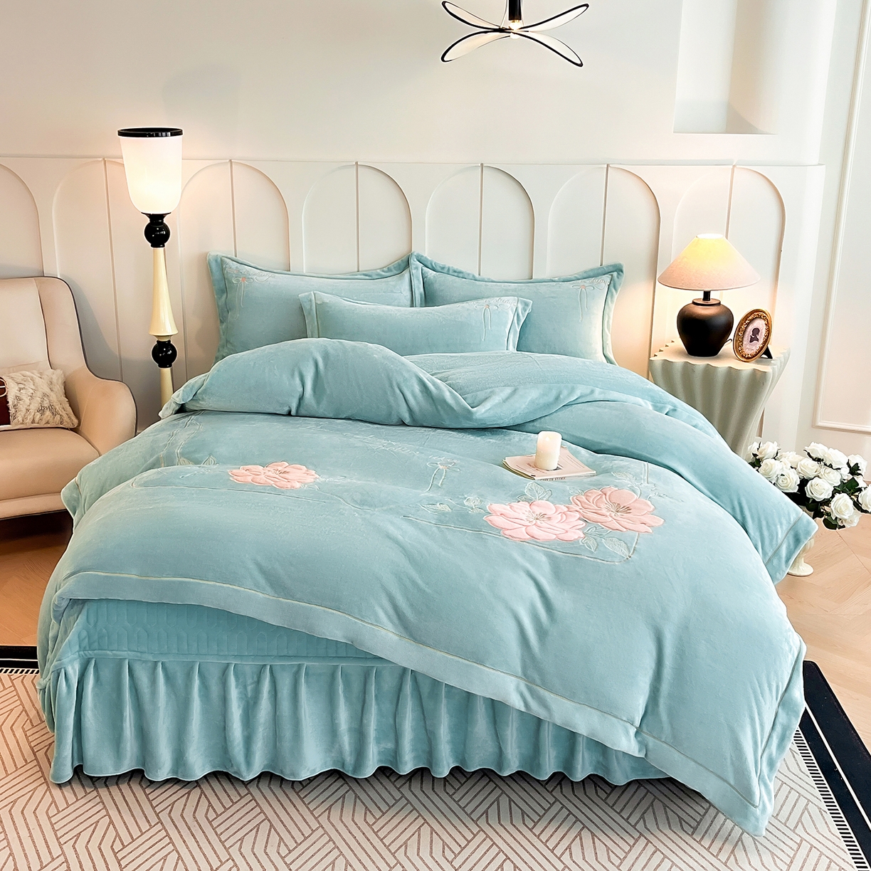 91家纺网 家纺一手货源 找家纺 孟鑫家纺 2025新款230克高克重宽边一字绣牛奶绒贴布绣花四件套床盖款-绣语清风 绣语清风-湖绿