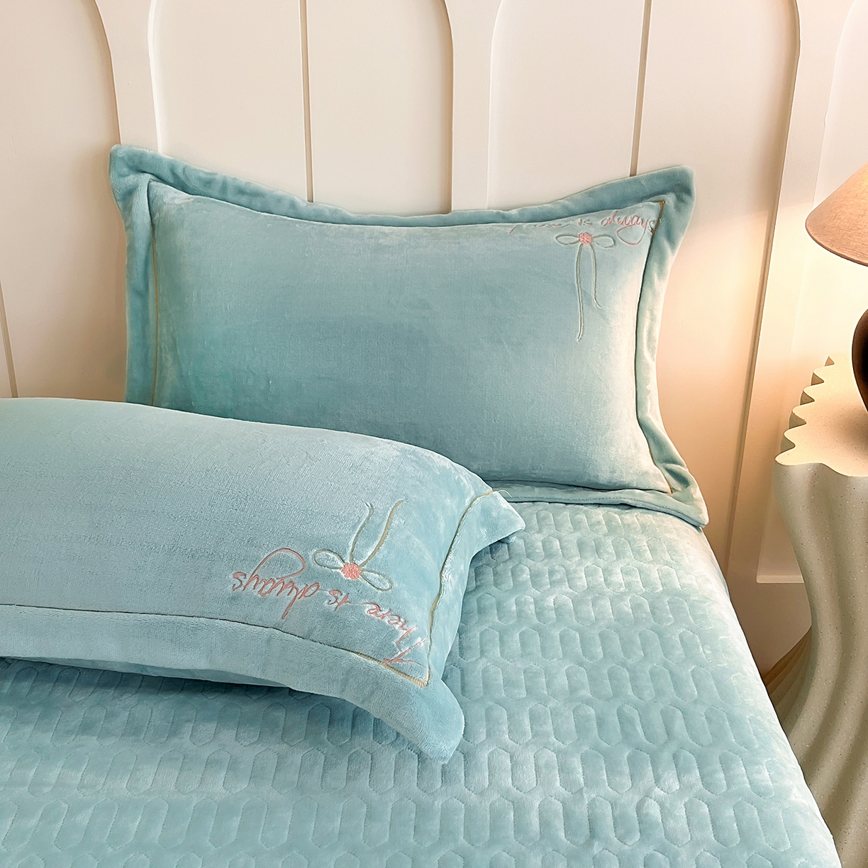 91家纺网 家纺一手货源 找家纺 孟鑫家纺 2025新款230克高克重宽边一字绣牛奶绒贴布绣花四件套床盖款-绣语清风 绣语清风-湖绿