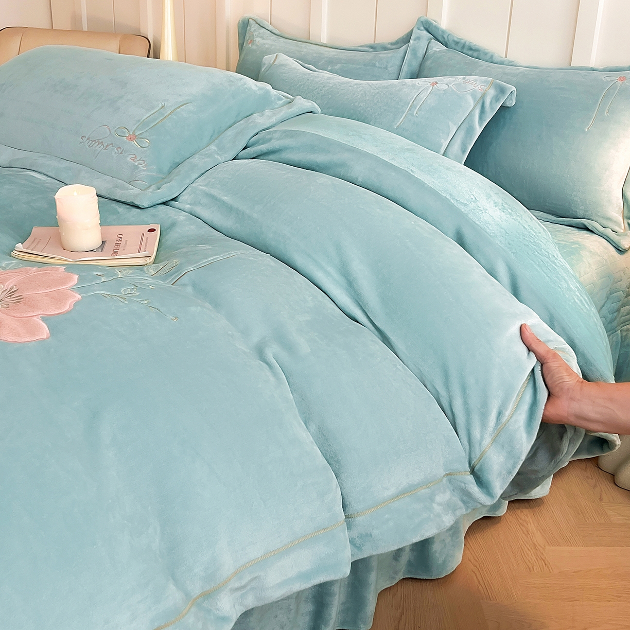 91家纺网 家纺一手货源 找家纺 孟鑫家纺 2025新款230克高克重宽边一字绣牛奶绒贴布绣花四件套床盖款-绣语清风 绣语清风-湖绿