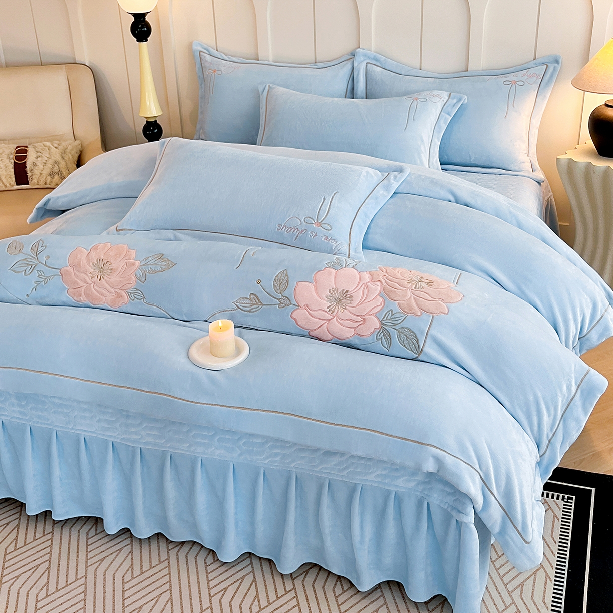 91家纺网 家纺一手货源 找家纺 孟鑫家纺 2025新款230克高克重宽边一字绣牛奶绒贴布绣花四件套床盖款-绣语清风 绣语清风-天空兰