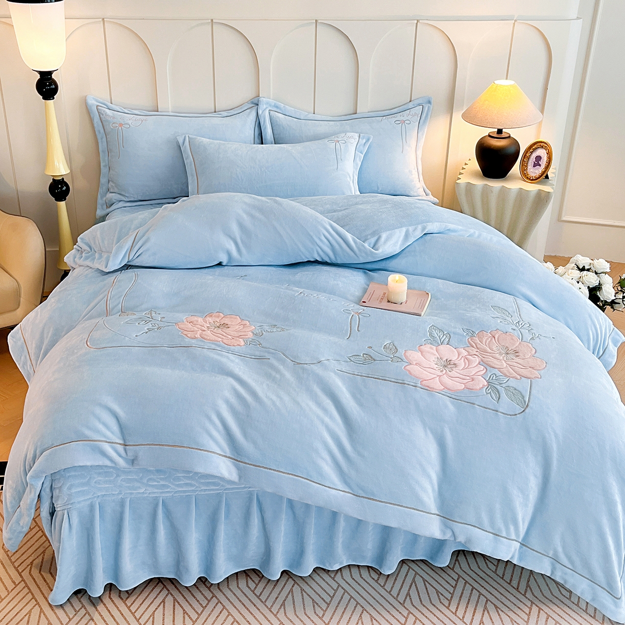 91家纺网 家纺一手货源 找家纺 孟鑫家纺 2025新款230克高克重宽边一字绣牛奶绒贴布绣花四件套床盖款-绣语清风 绣语清风-天空兰