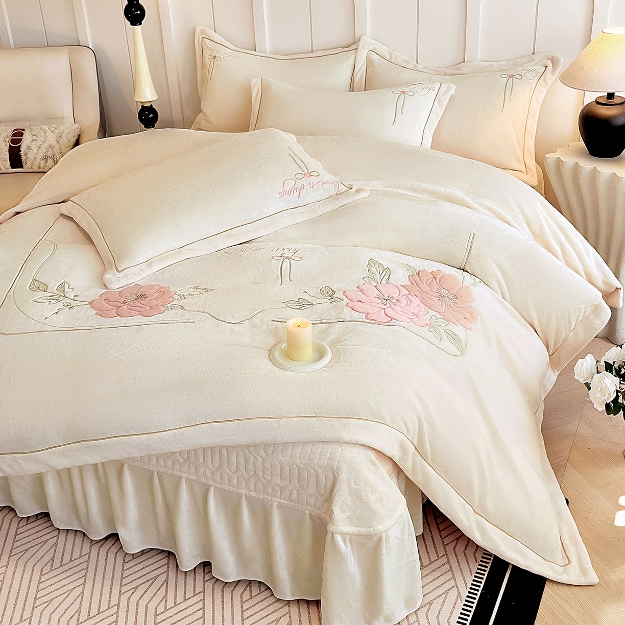 91家纺网 家纺一手货源 找家纺 孟鑫家纺 2025新款230克高克重宽边一字绣牛奶绒贴布绣花四件套床盖款-绣语清风 绣语清风-奶昔白