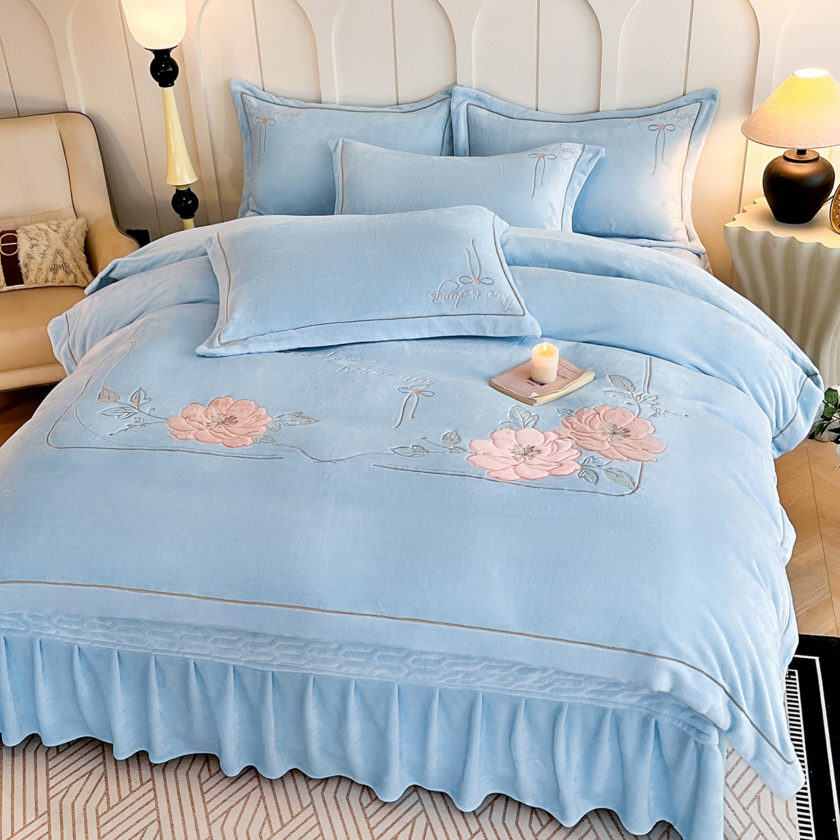 91家纺网 家纺一手货源 找家纺 孟鑫家纺 2025新款230克高克重宽边一字绣牛奶绒贴布绣花四件套床盖款-绣语清风 绣语清风-天空兰