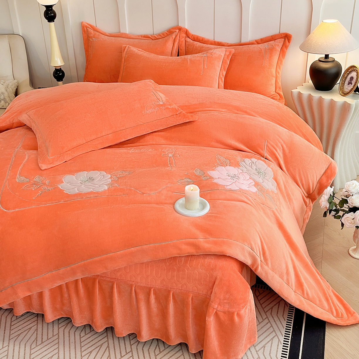 91家纺网 家纺一手货源 找家纺 （总）孟鑫家纺 2025新款230克高克重宽边一字绣牛奶绒贴布绣花四件套床盖款-绣语清风