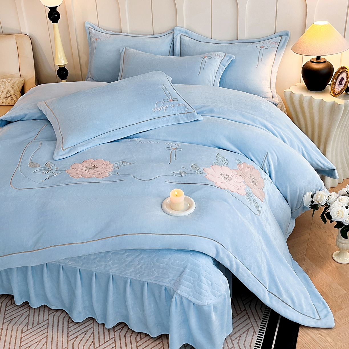 91家纺网 家纺一手货源 找家纺 孟鑫家纺 2025新款230克高克重宽边一字绣牛奶绒贴布绣花四件套床盖款-绣语清风 绣语清风-天空兰